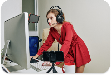image d'une femme travaillant sur un ordinateur